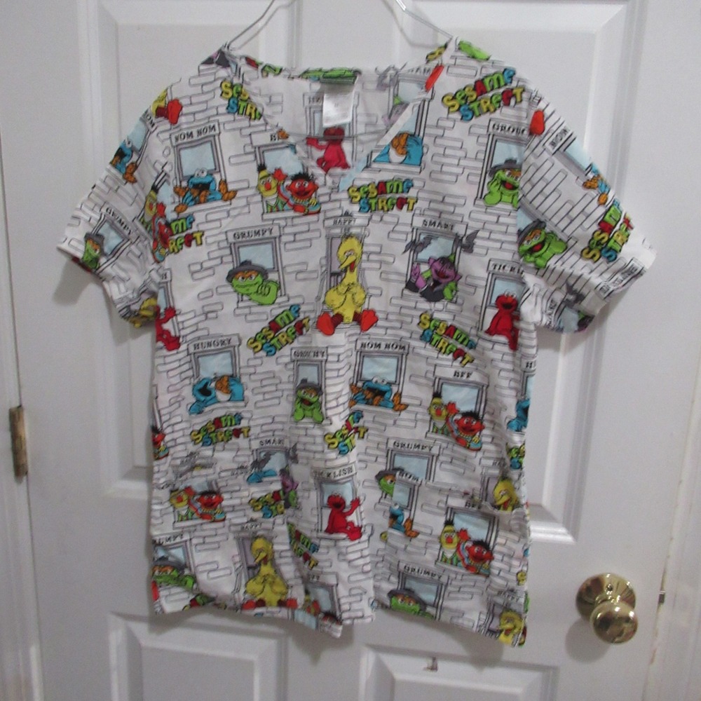 Sesame Street Scrub Top Womens M White Characters V-Neck SLL36700TG